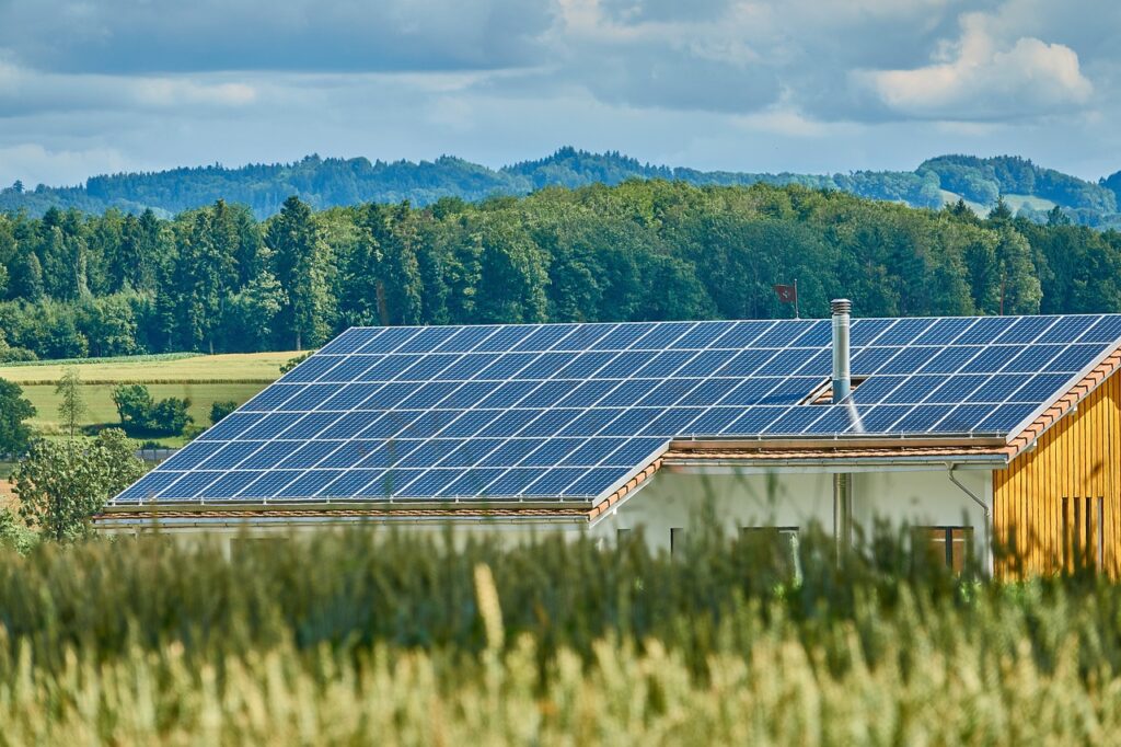 Solcellepaneler installert på privatbolig tak